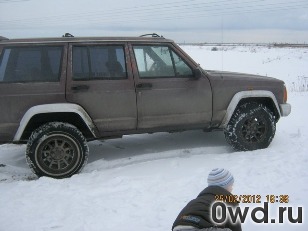 Битый автомобиль Jeep Cherokee