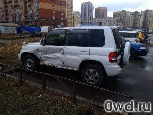 Битый автомобиль Mitsubishi Pajero IO