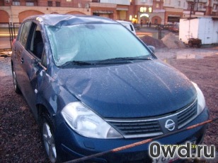 Битый автомобиль Nissan Tiida