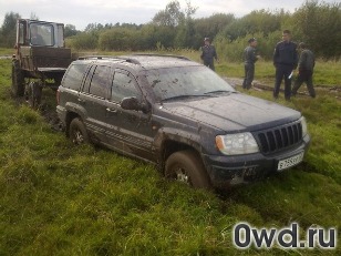 Битый автомобиль Jeep Grand Cherokee