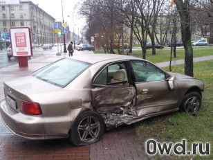 Битый автомобиль Mitsubishi Galant