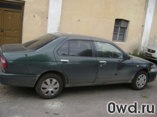 Битый автомобиль Nissan Bluebird