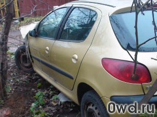 Битый автомобиль Peugeot 206