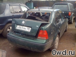 Битый автомобиль Volkswagen Bora