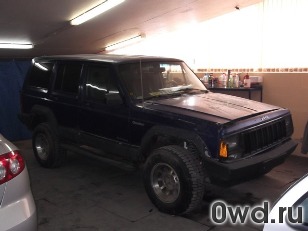 Битый автомобиль Jeep Cherokee